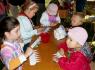 Děti si mohly v Permoníčkově výtvarné dílně vyrobit maňásky, královské koruny, broučky, podzimní listy nebo si mohly ubrouskovou technikou ozdobit kameny. (15. 9. 2007)